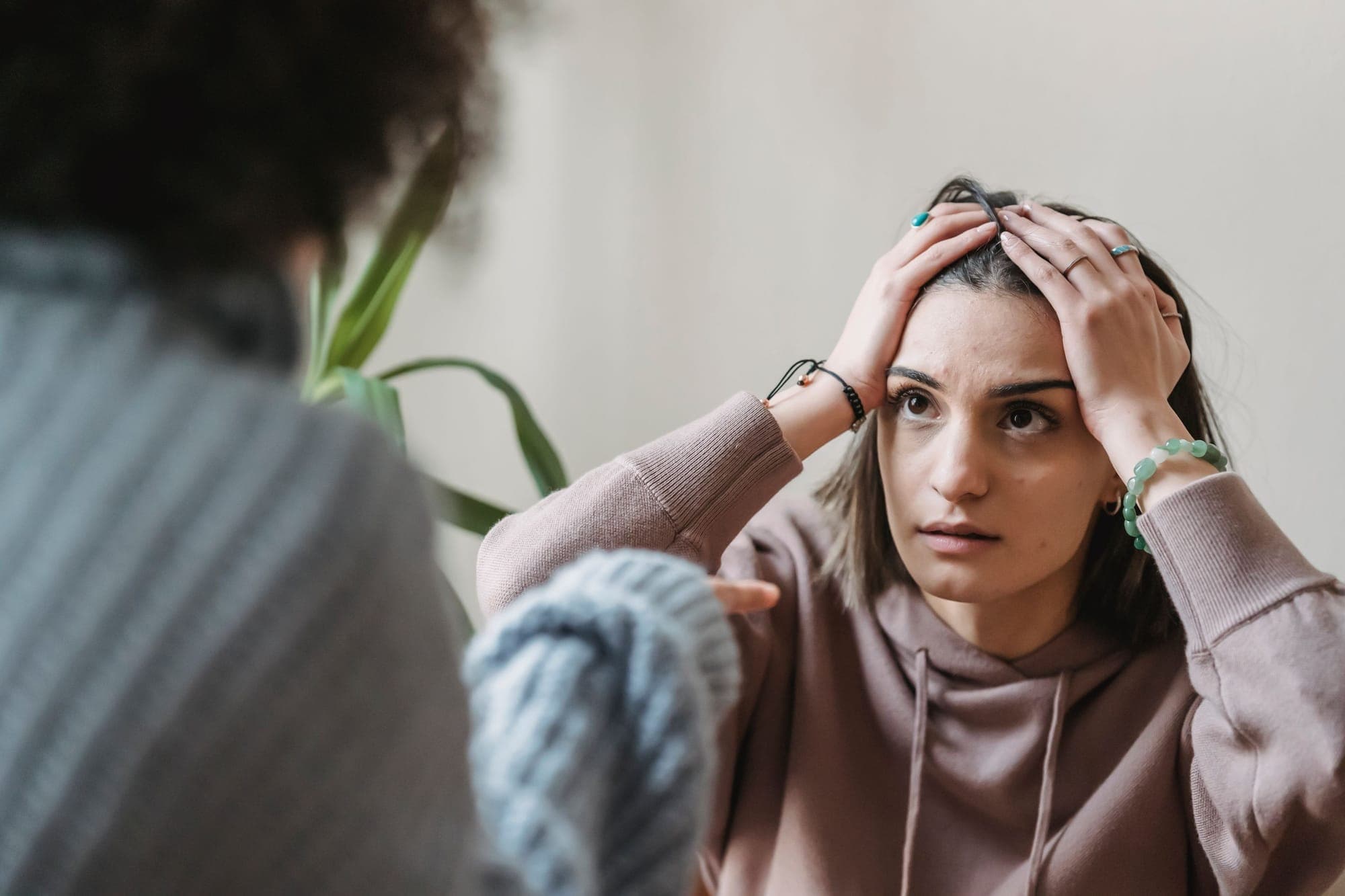 Illustrazione per Ansia: donna ansiosa con le mani nei capelli