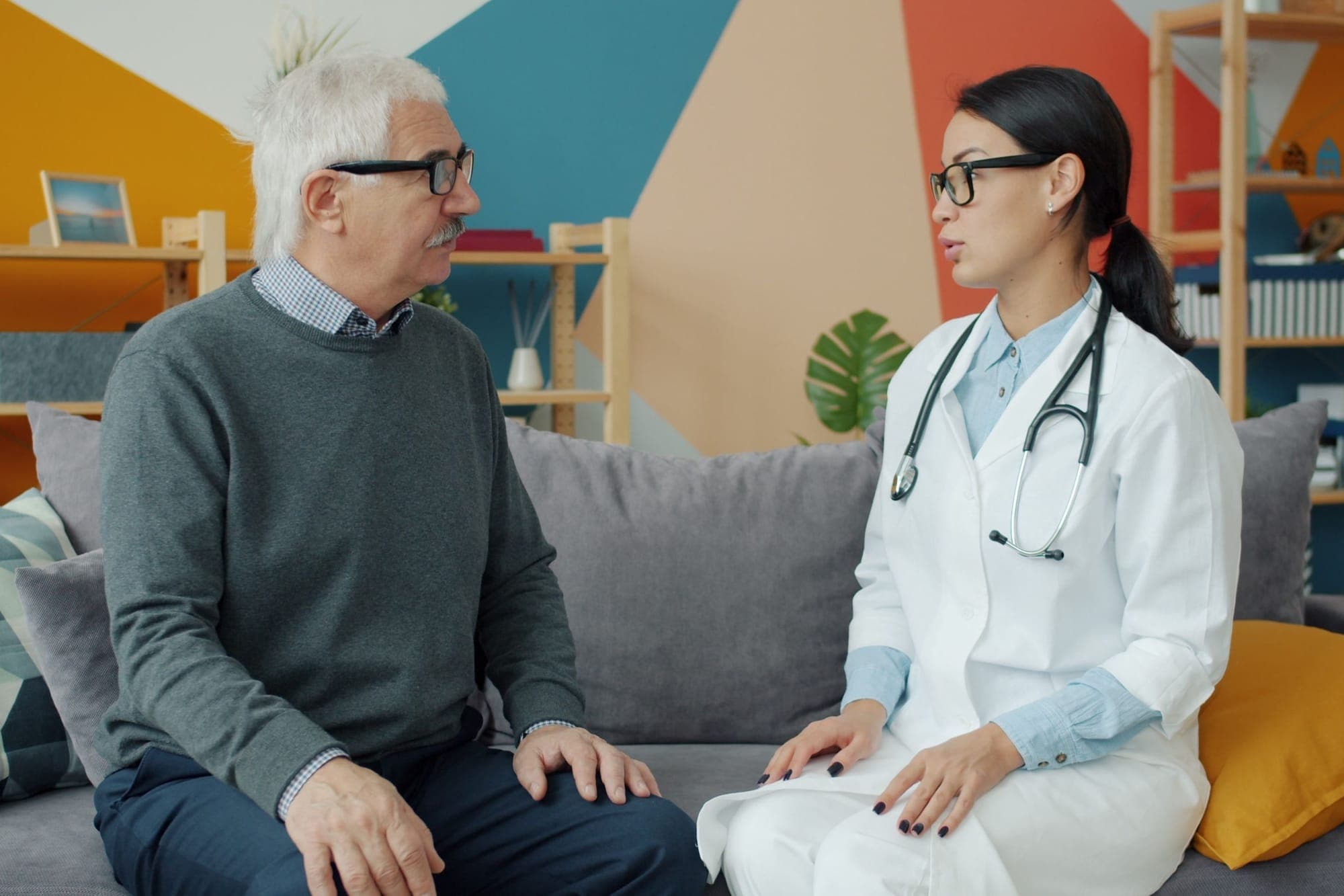 Illustration pour Douleurs chroniques : patient âgé en discussion calme avec un médecin