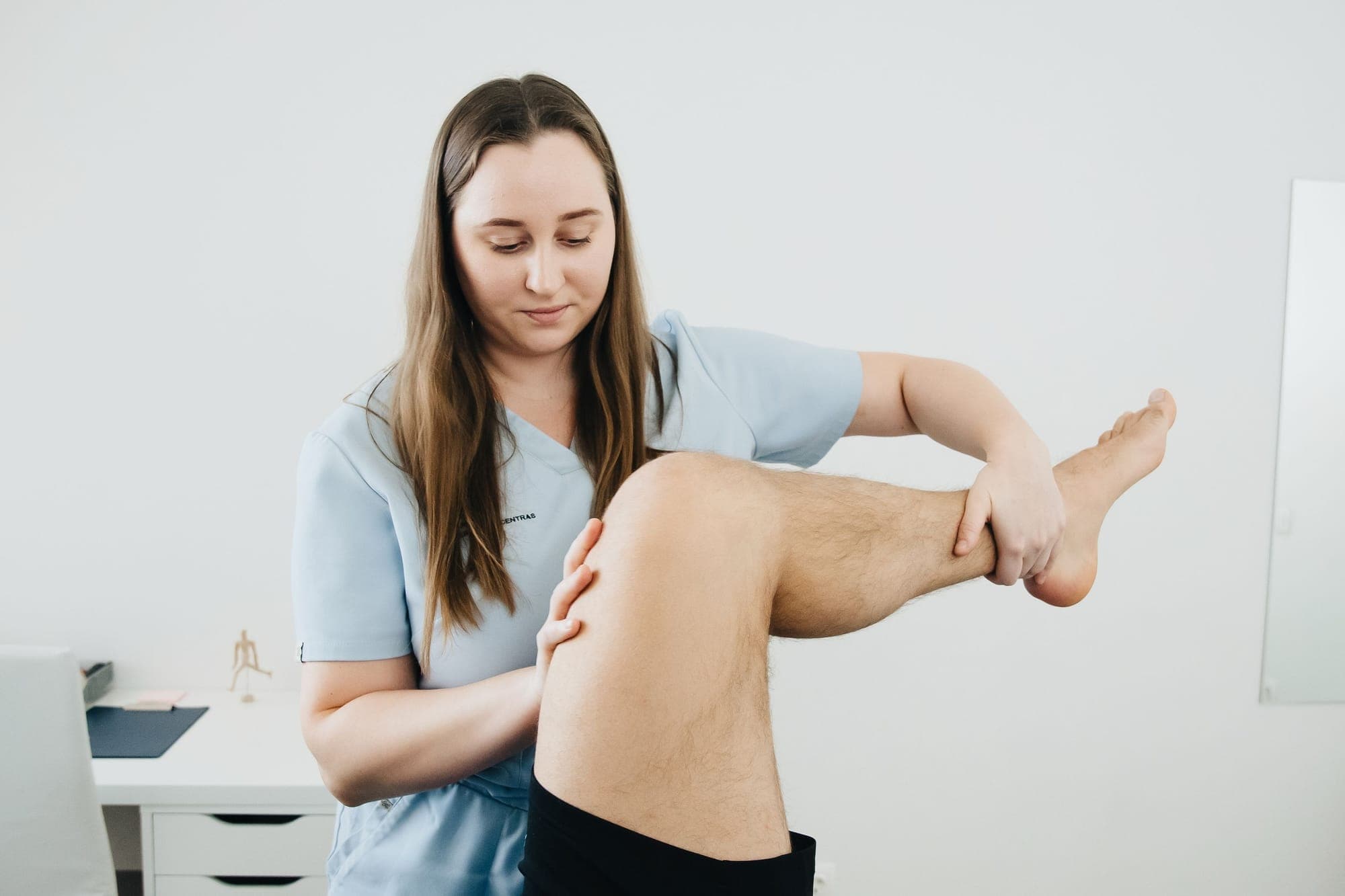 Illustration pour Douleurs articulaires : un·e physiothérapeute mobilise l’articulation du genou