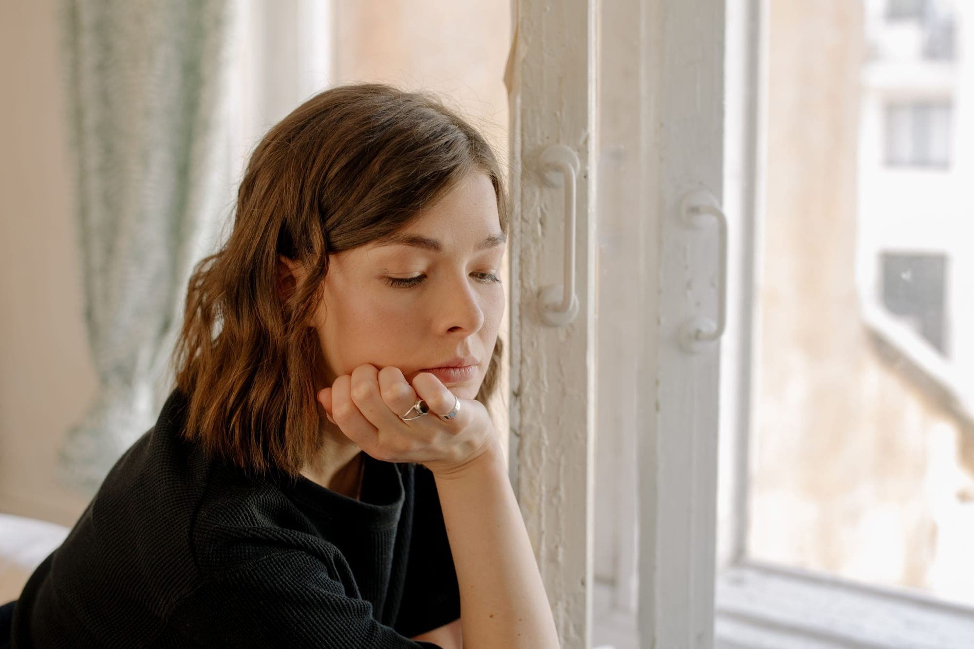 Illustration pour Humeur dépressive : femme pensive près d’une fenêtre
