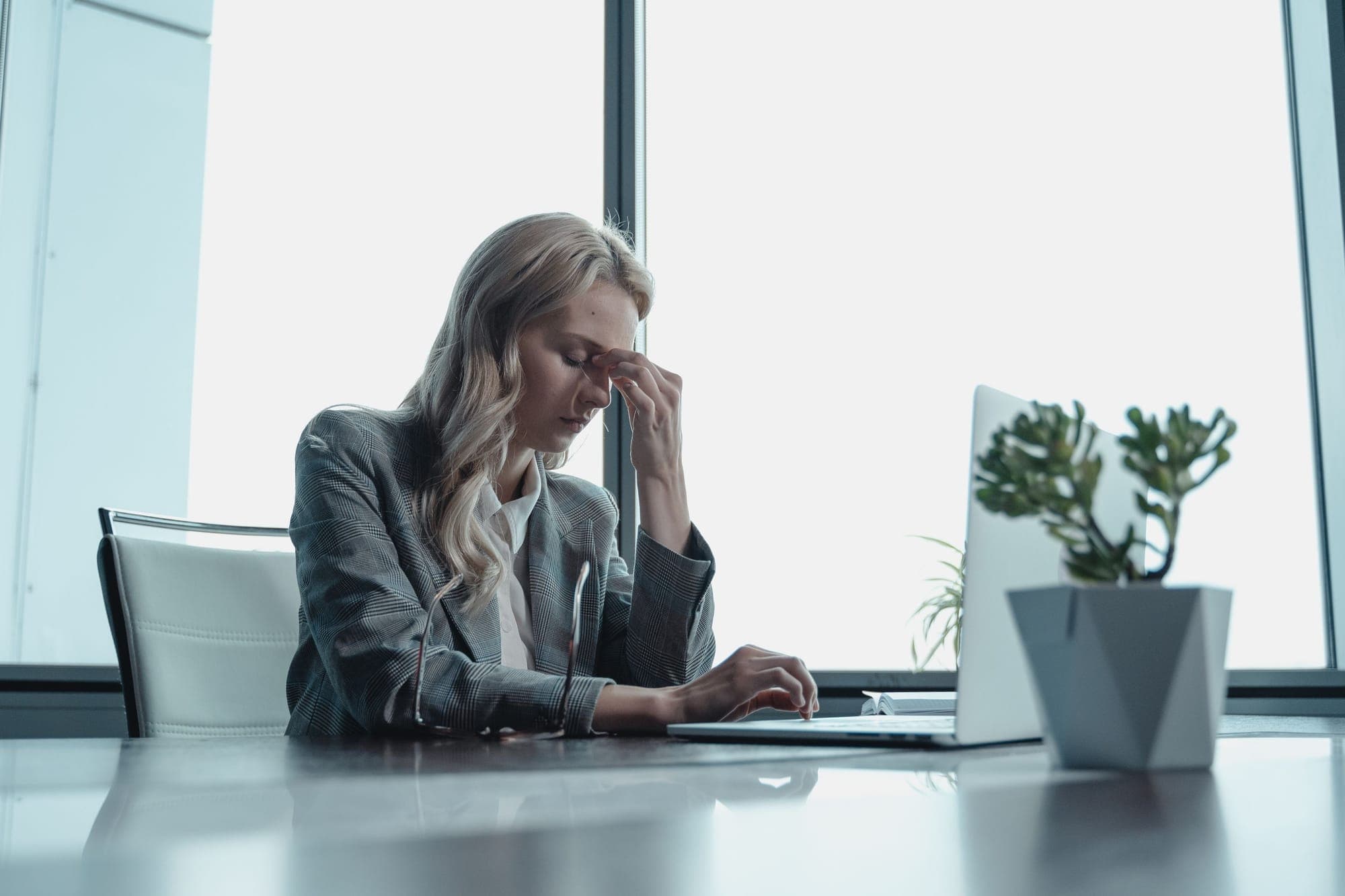 Illustration pour Stress : femme stressée à son bureau