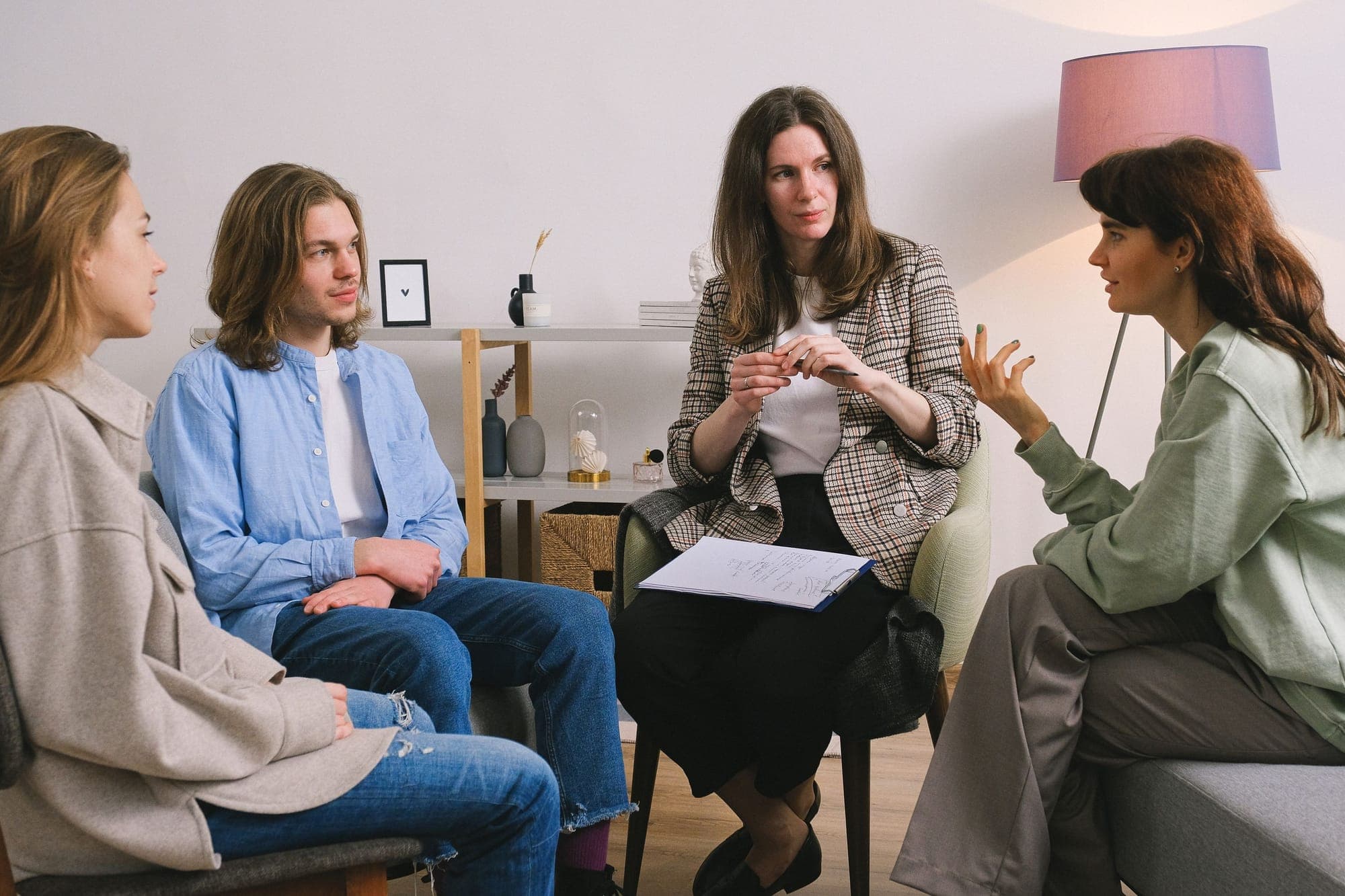 Illustration zu Sucht: Gespräch in einer Gruppentherapie
