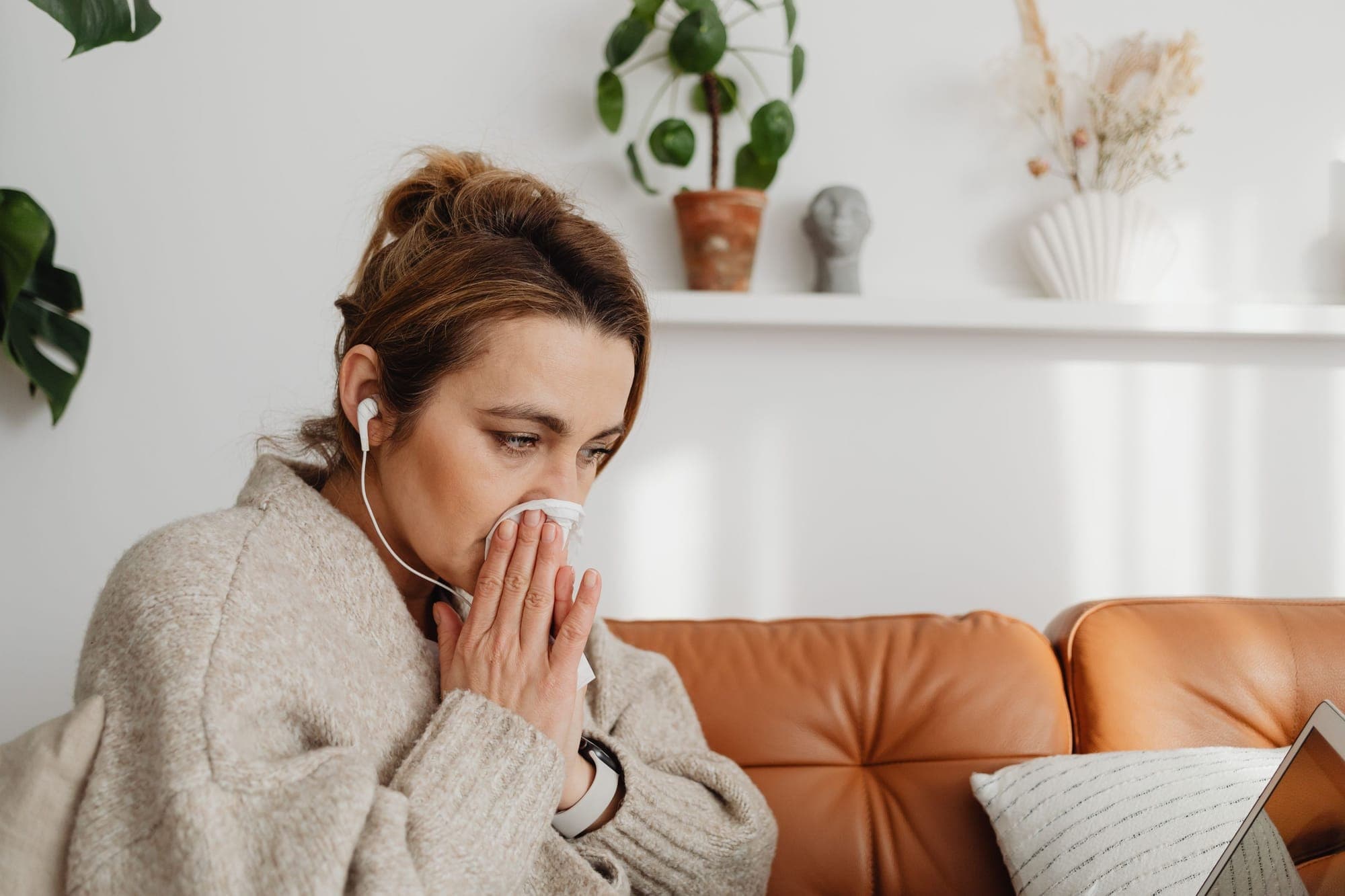 Illustration pour Allergies et rhume des foins : femme qui se mouche à la maison