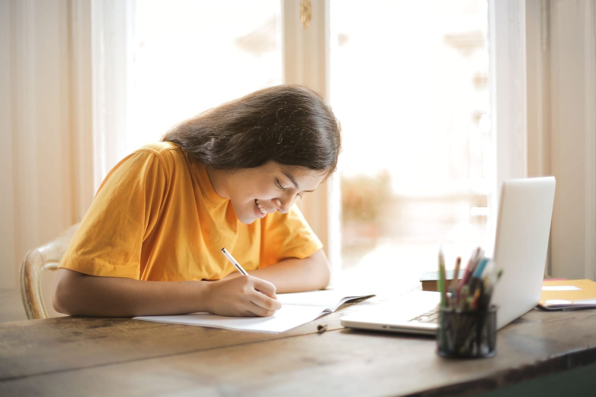 Illustrazione per Problemi di concentrazione: donna concentrata che scrive alla scrivania