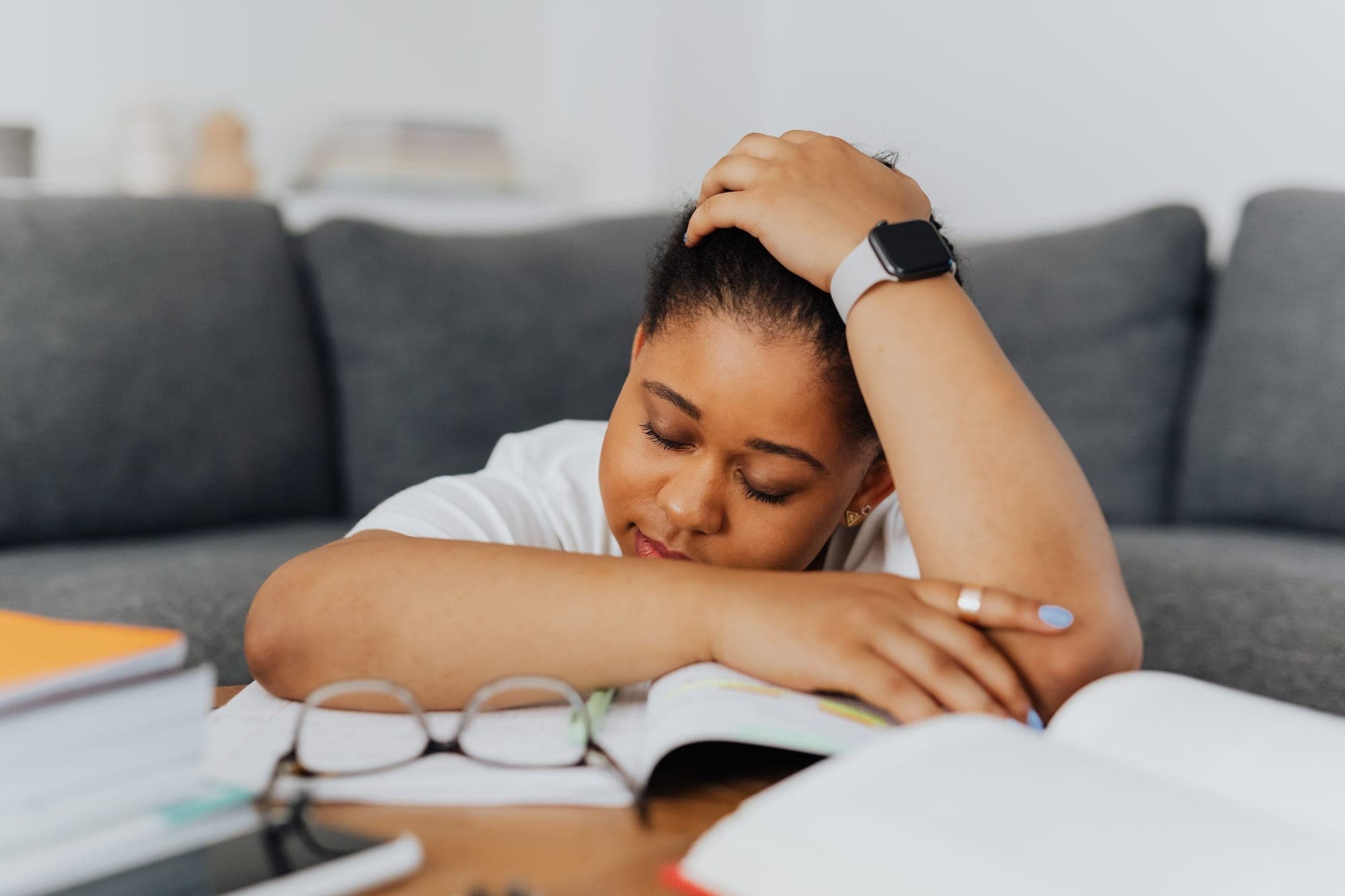 Illustration pour Épuisement et fatigue : femme fatiguée, la tête posée sur les bras